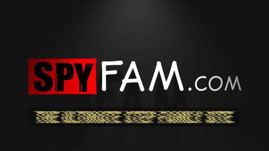 Намазал соседку кремом для загара и показал свой вставший член
